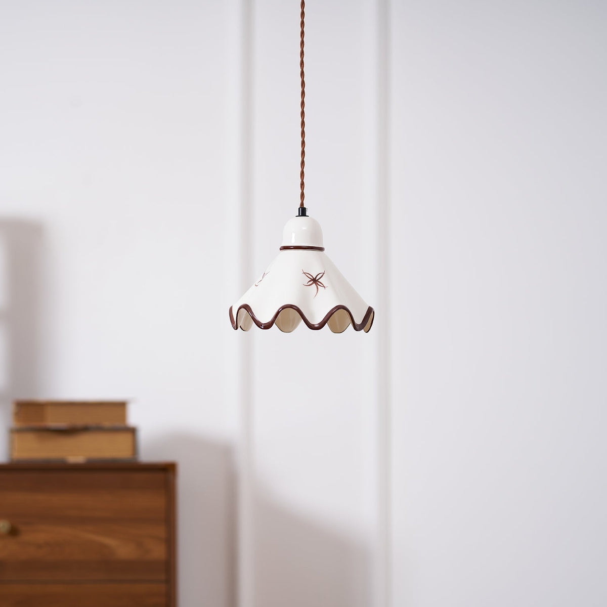 Lampă suspendată ceramică cu abajur ondulat, finisaj rustico maro, retro stil fermier