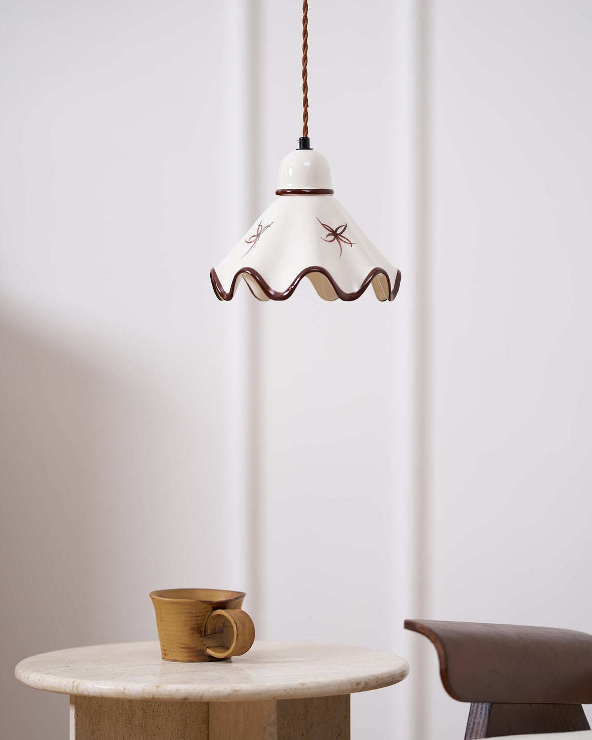 Lampă suspendată ceramică cu abajur ondulat, finisaj rustico maro, retro stil fermier