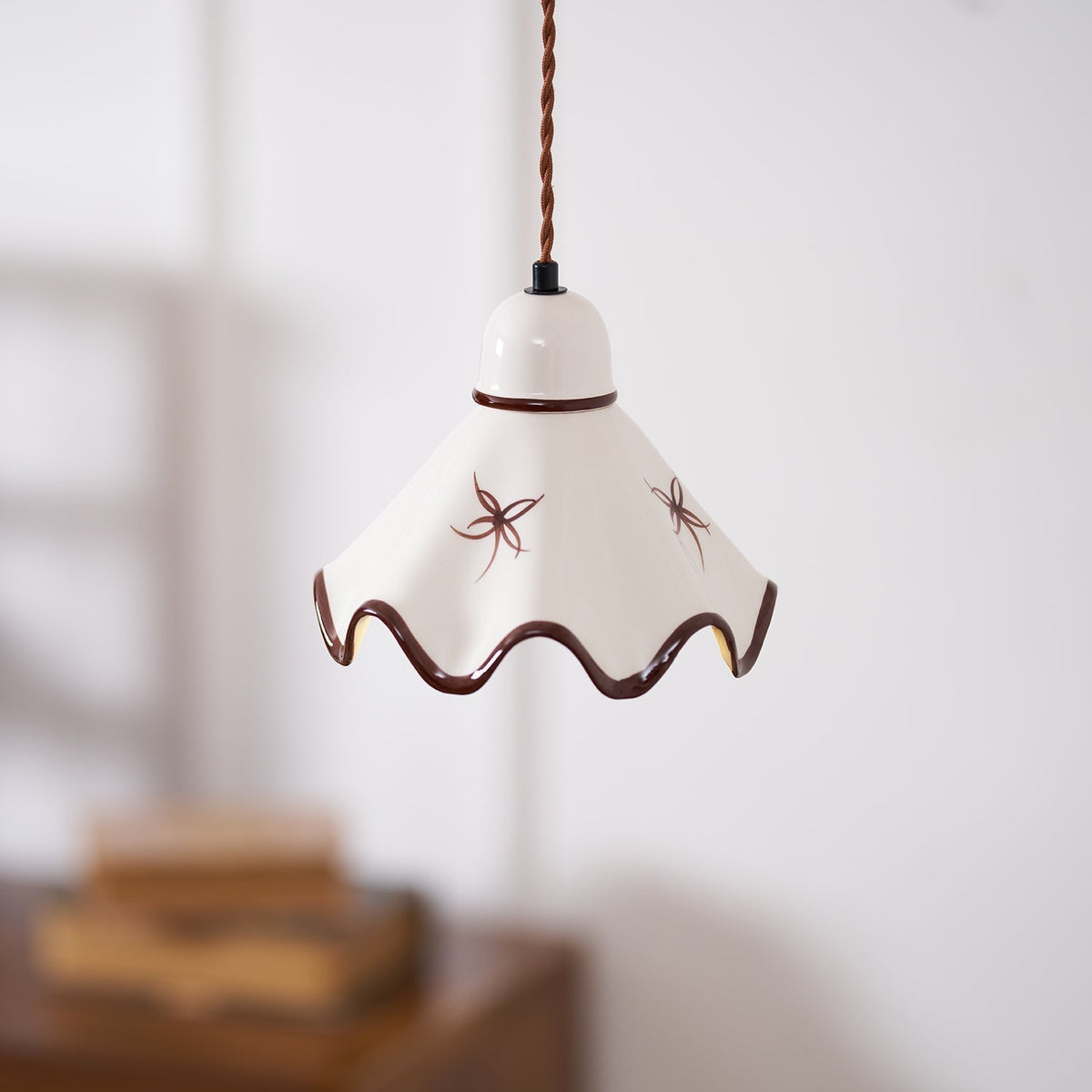 Lampă suspendată ceramică cu abajur ondulat, finisaj rustico maro, retro stil fermier