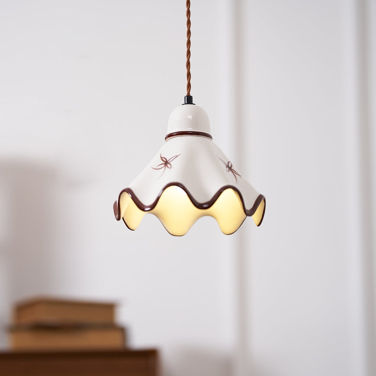 Lampă suspendată ceramică cu abajur ondulat, finisaj rustico maro, retro stil fermier