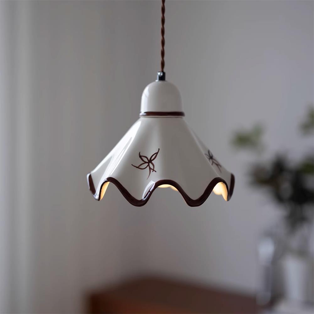 Lampă suspendată ceramică cu abajur ondulat, finisaj rustico maro, retro stil fermier