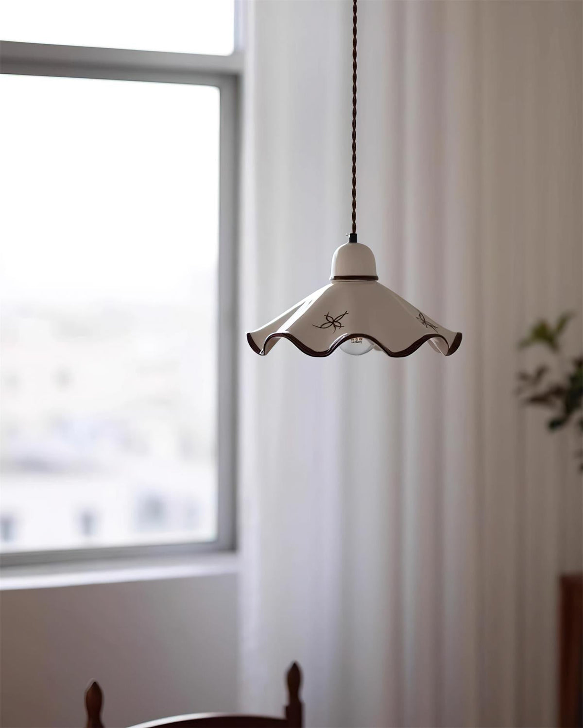 Lampă suspendată ceramică cu abajur ondulat, finisaj rustico maro, retro stil fermier