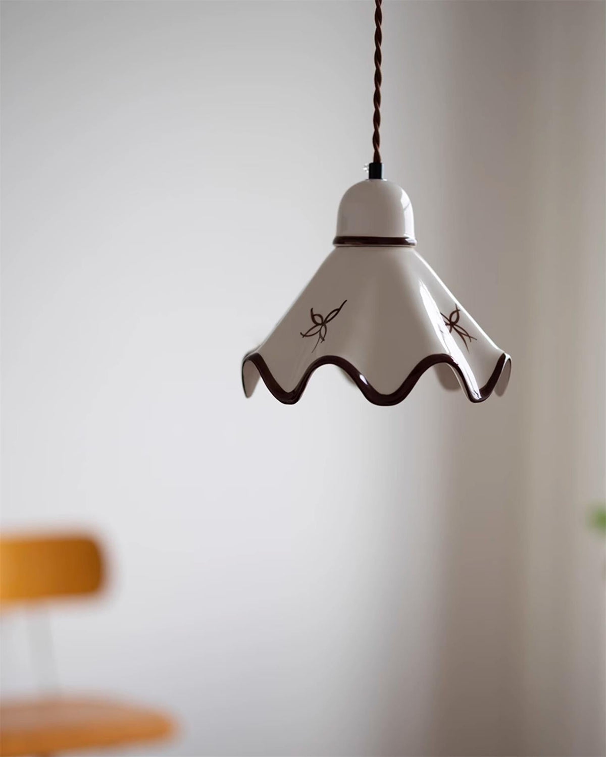 Lampă suspendată ceramică cu abajur ondulat, finisaj rustico maro, retro stil fermier