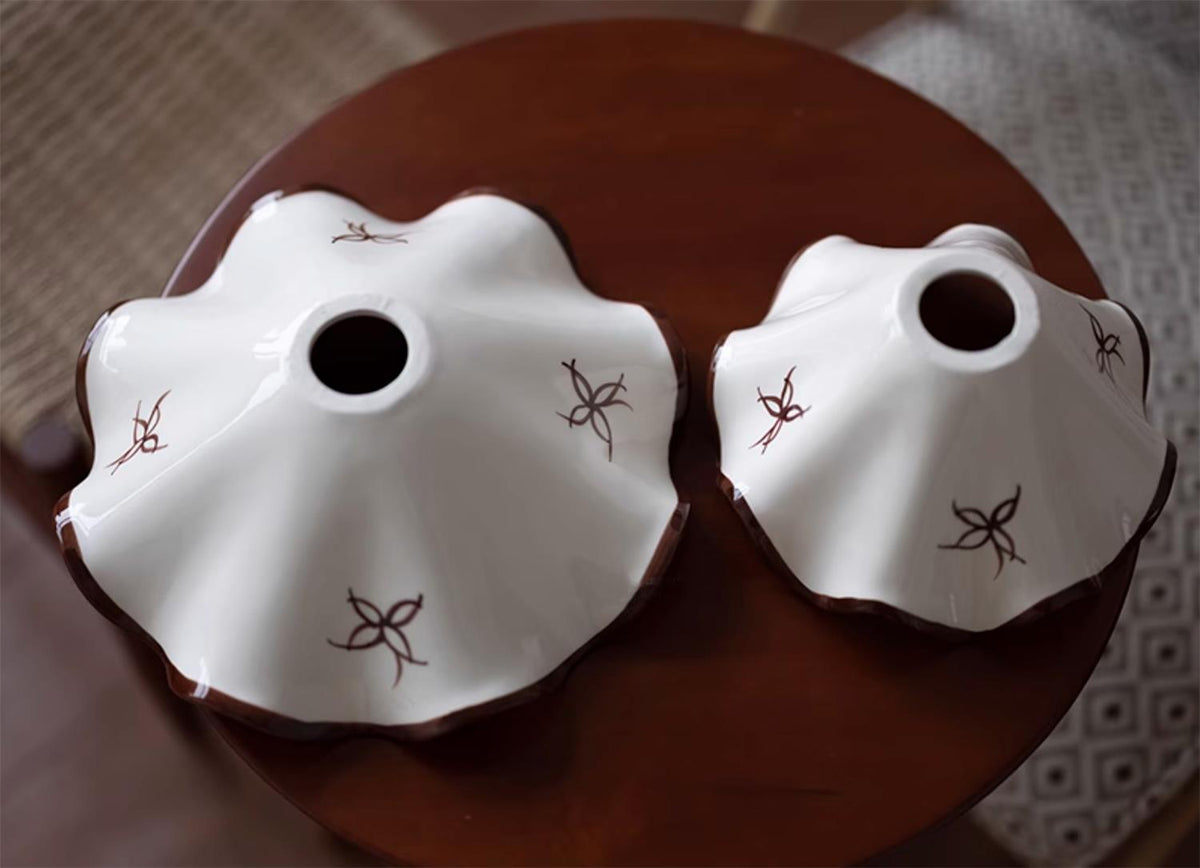 Lampă suspendată ceramică cu abajur ondulat, finisaj rustico maro, retro stil fermier