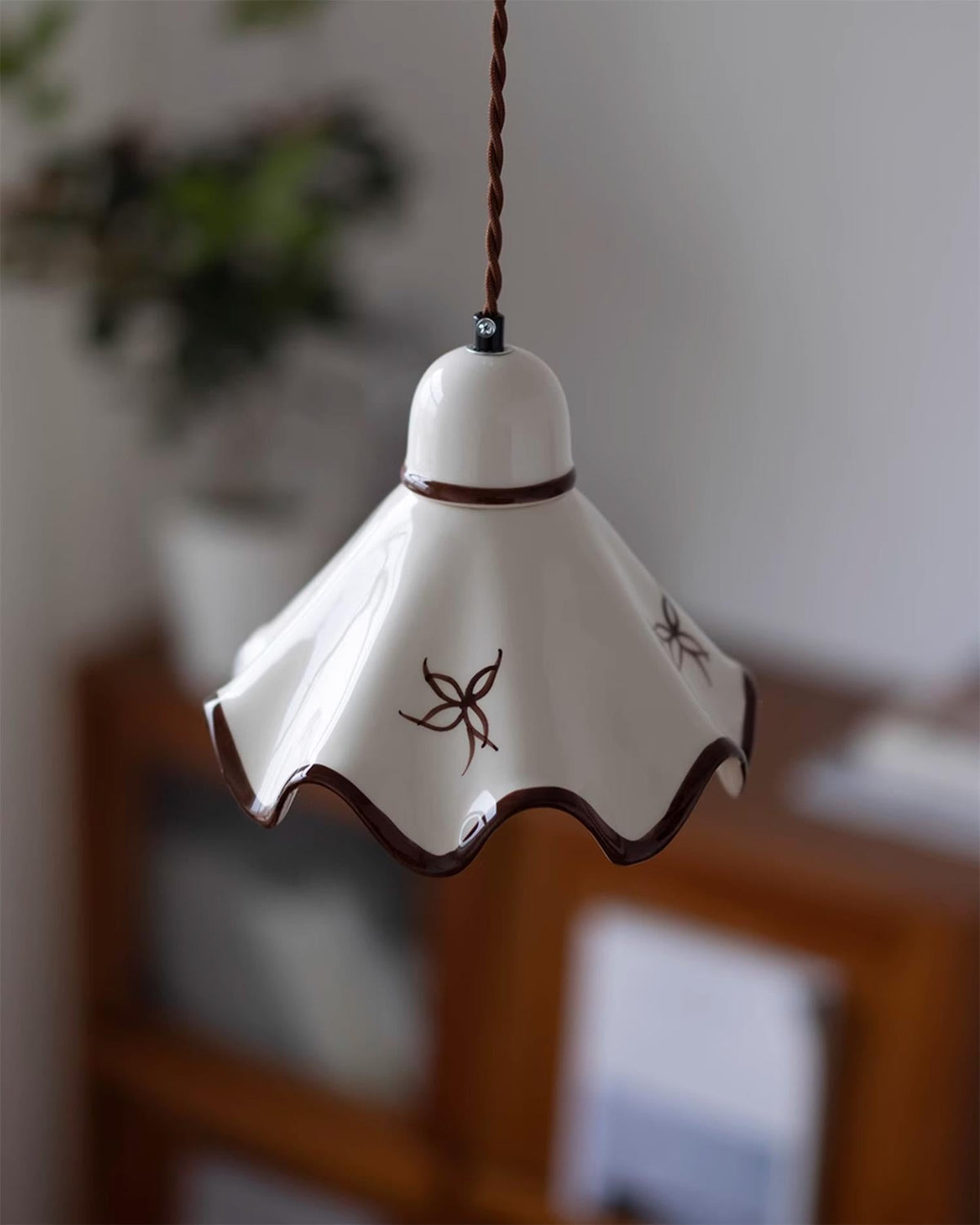 Lampă suspendată ceramică cu abajur ondulat, finisaj rustico maro, retro stil fermier