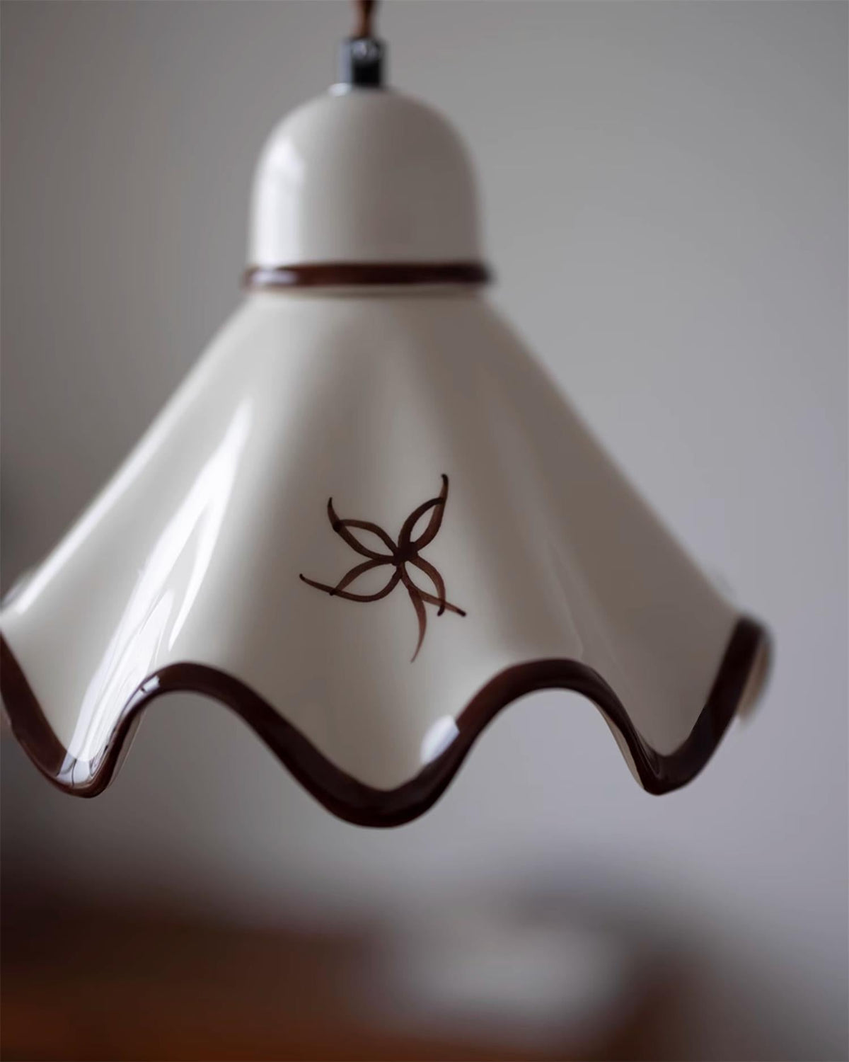 Lampă suspendată ceramică cu abajur ondulat, finisaj rustico maro, retro stil fermier