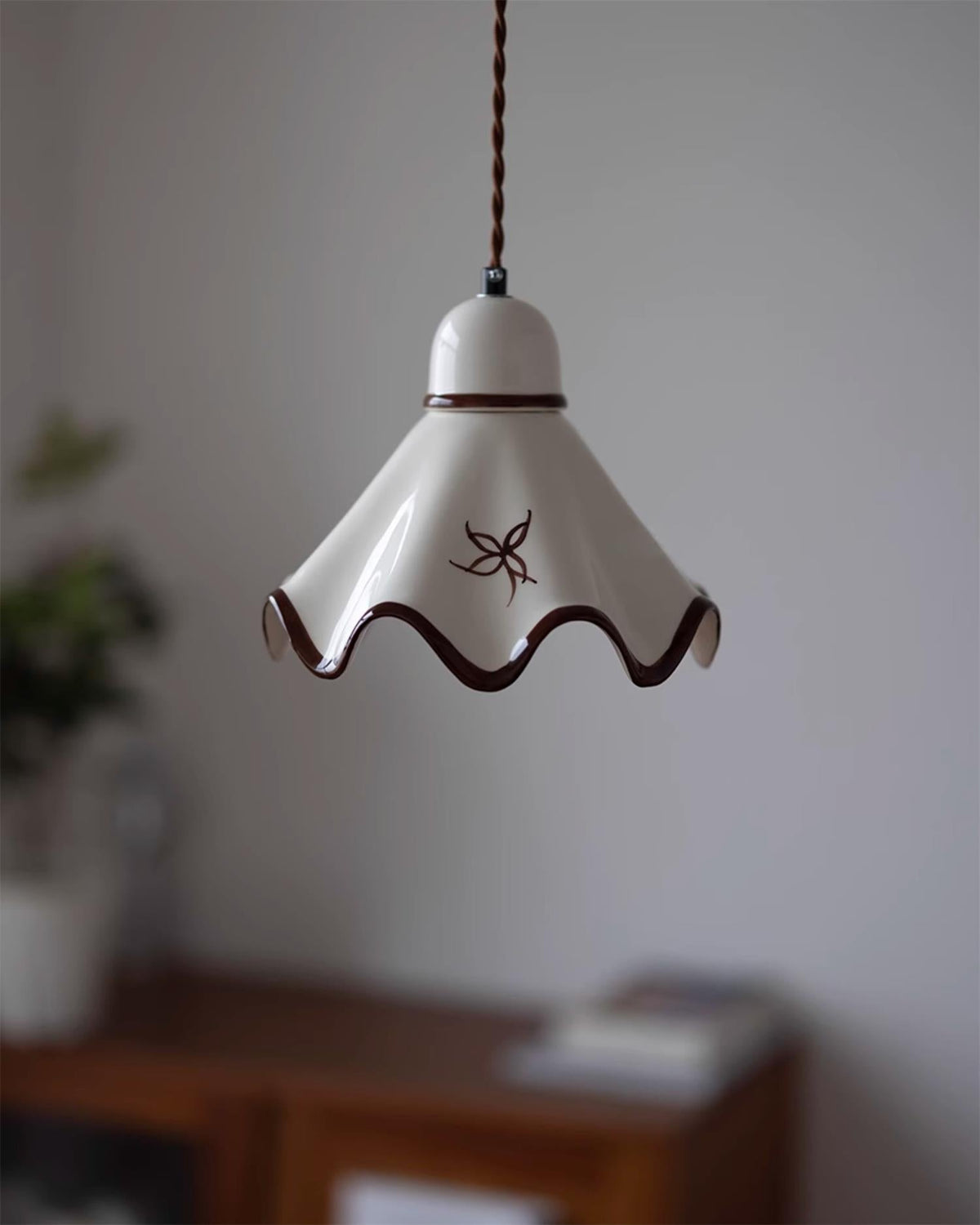 Lampă suspendată ceramică cu abajur ondulat, finisaj rustico maro, retro stil fermier
