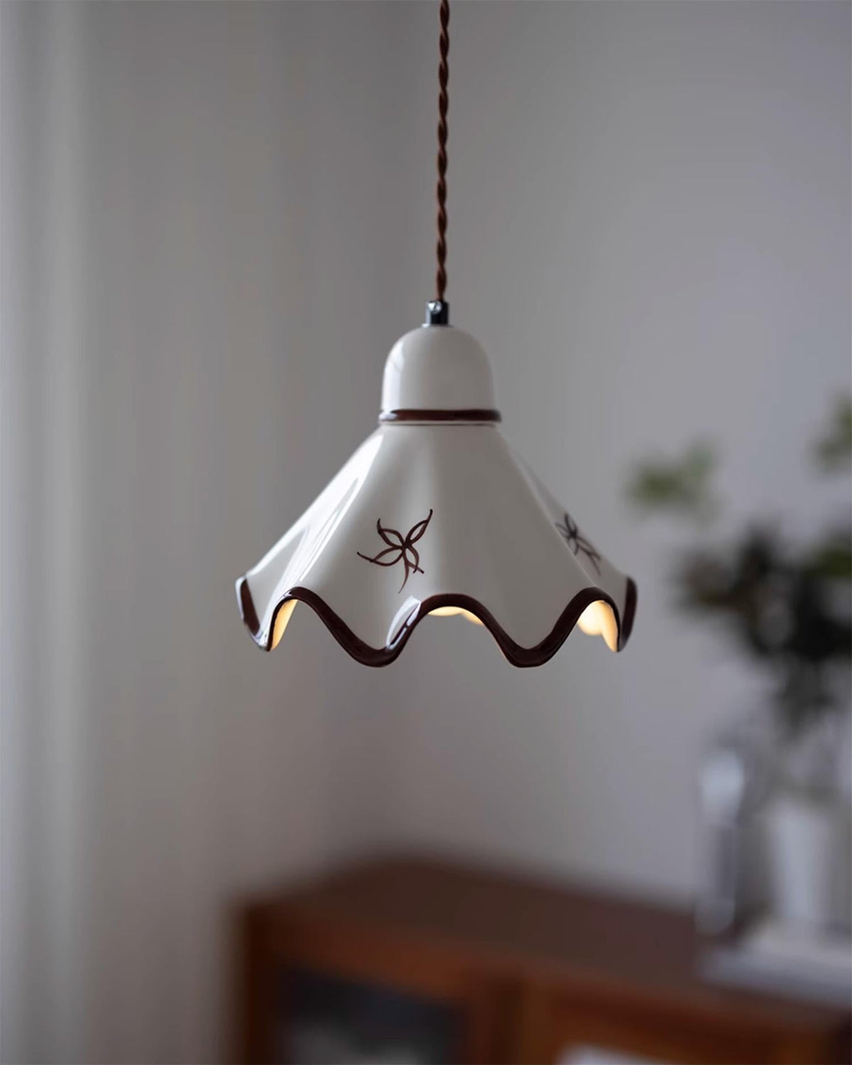 Lampă suspendată ceramică cu abajur ondulat, finisaj rustico maro, retro stil fermier