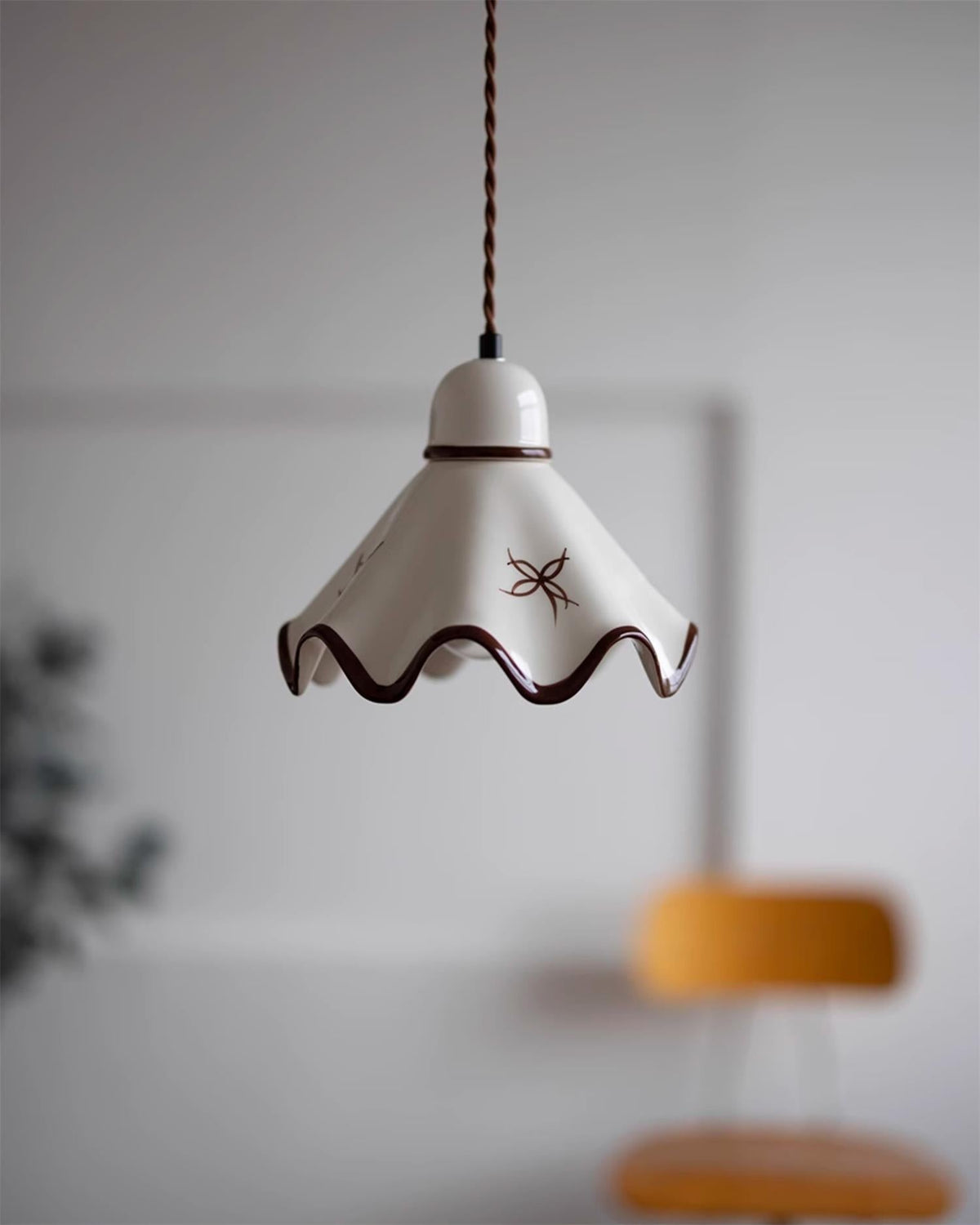 Lampă suspendată ceramică cu abajur ondulat, finisaj rustico maro, retro stil fermier