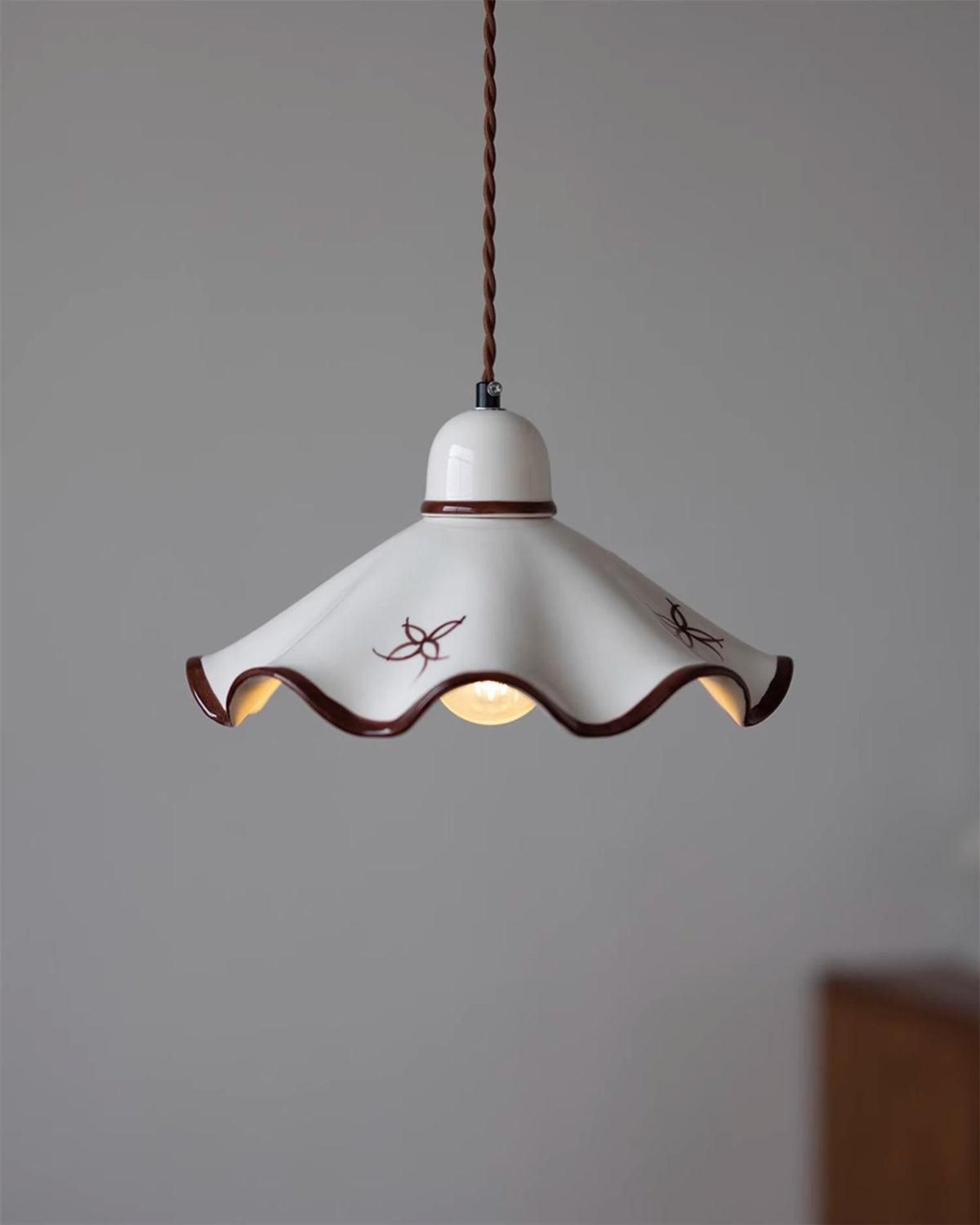 Lampă suspendată ceramică cu abajur ondulat, finisaj rustico maro, retro stil fermier