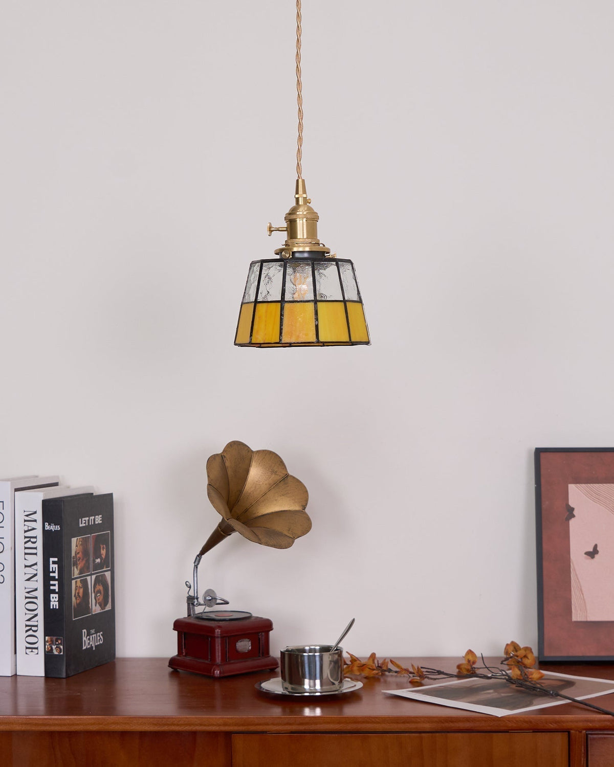 Lampă suspendată cu abajur din sticlă colorată, model vintage, detaliu alamă