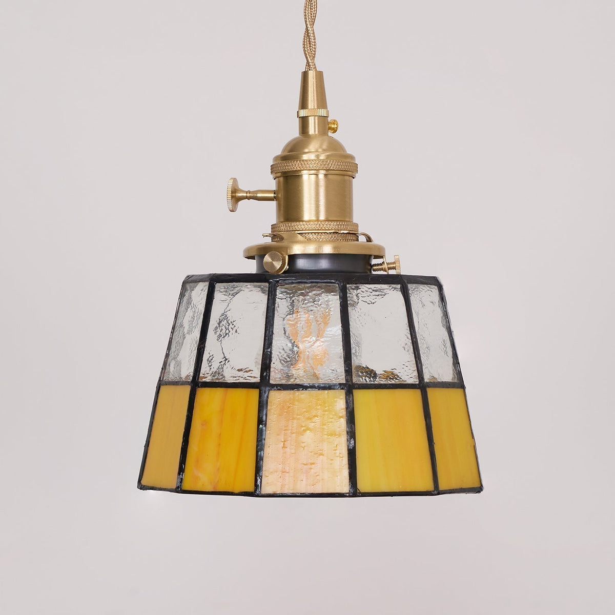 Lampă suspendată cu abajur din sticlă colorată, model vintage, detaliu alamă