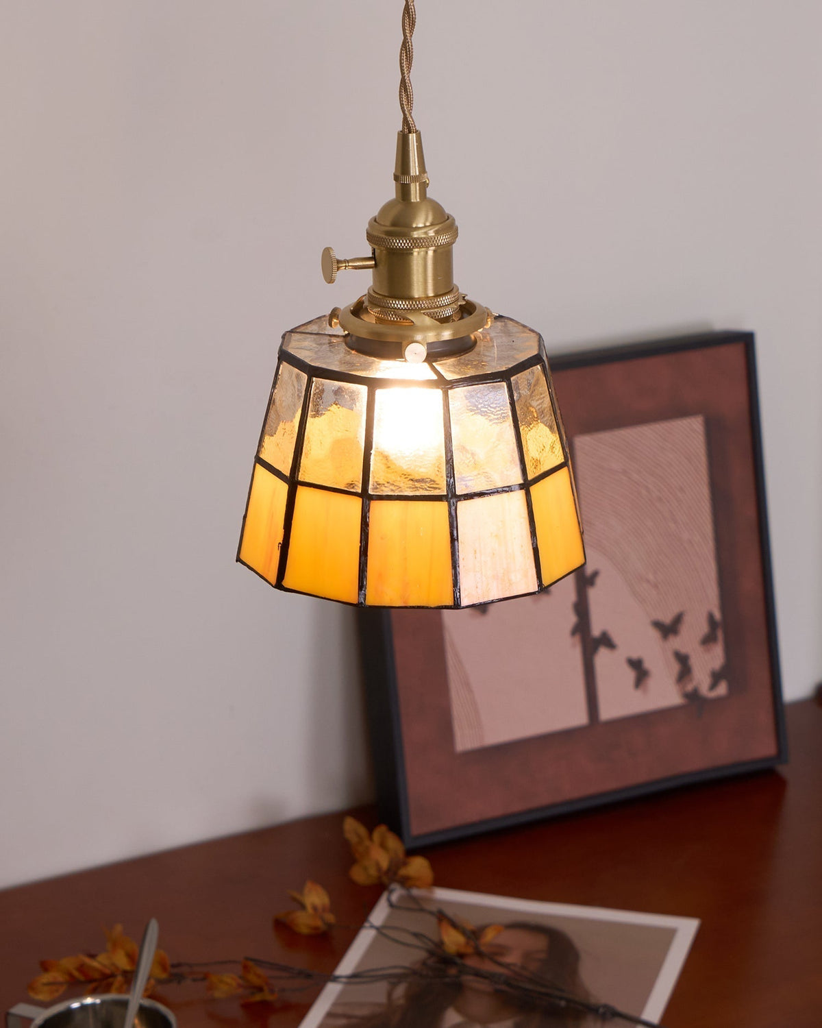 Lampă suspendată cu abajur din sticlă colorată, model vintage, detaliu alamă