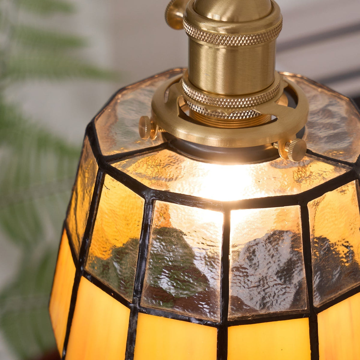 Lampă suspendată cu abajur din sticlă colorată, model vintage, detaliu alamă