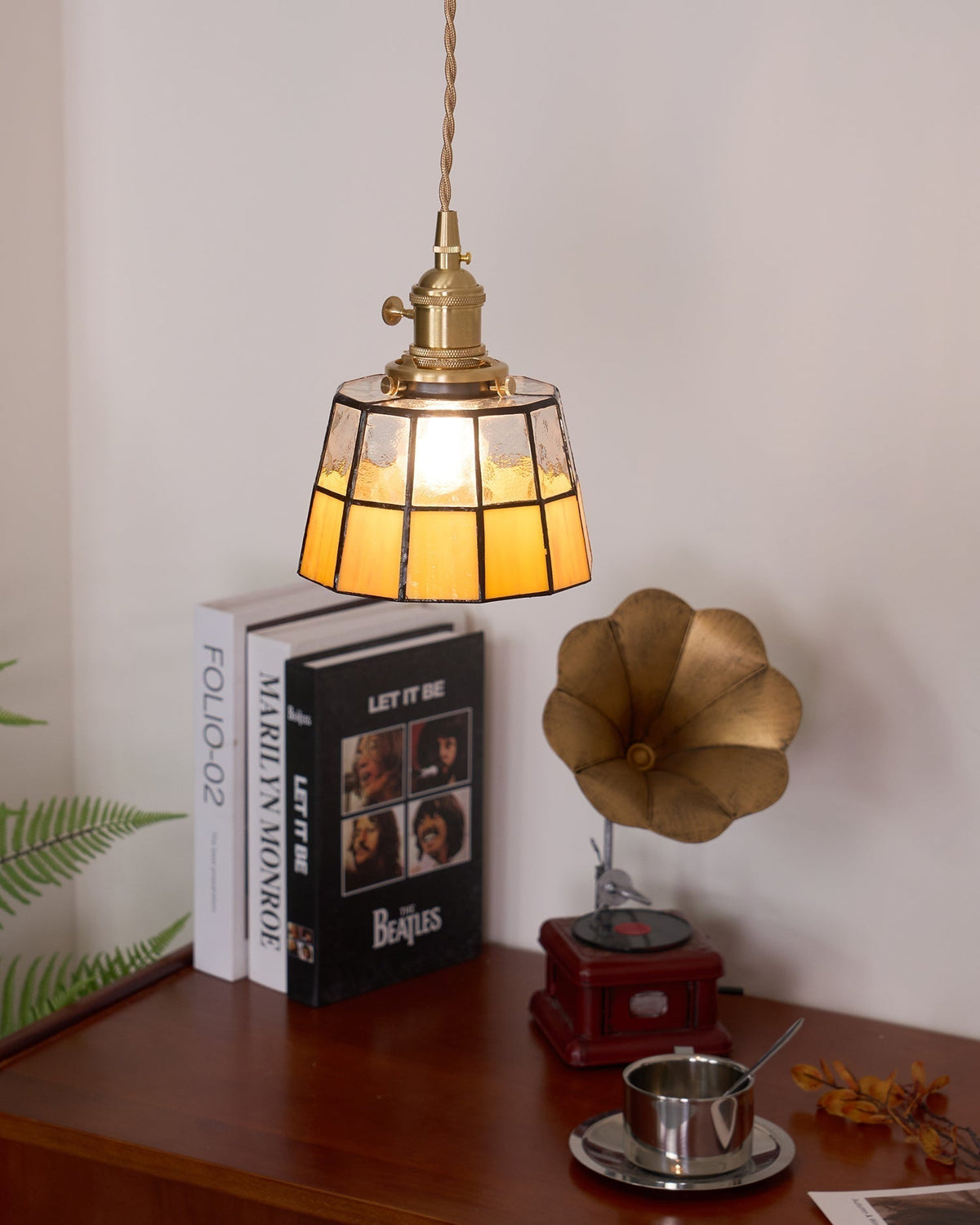 Lampă suspendată cu abajur din sticlă colorată, model vintage, detaliu alamă