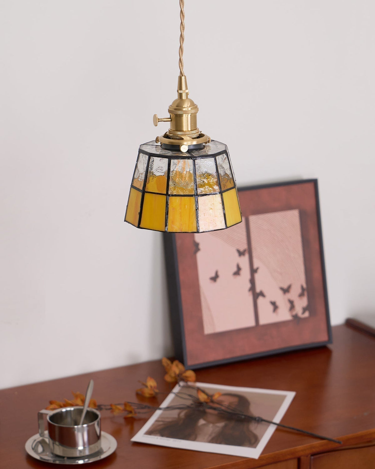 Lampă suspendată cu abajur din sticlă colorată, model vintage, detaliu alamă