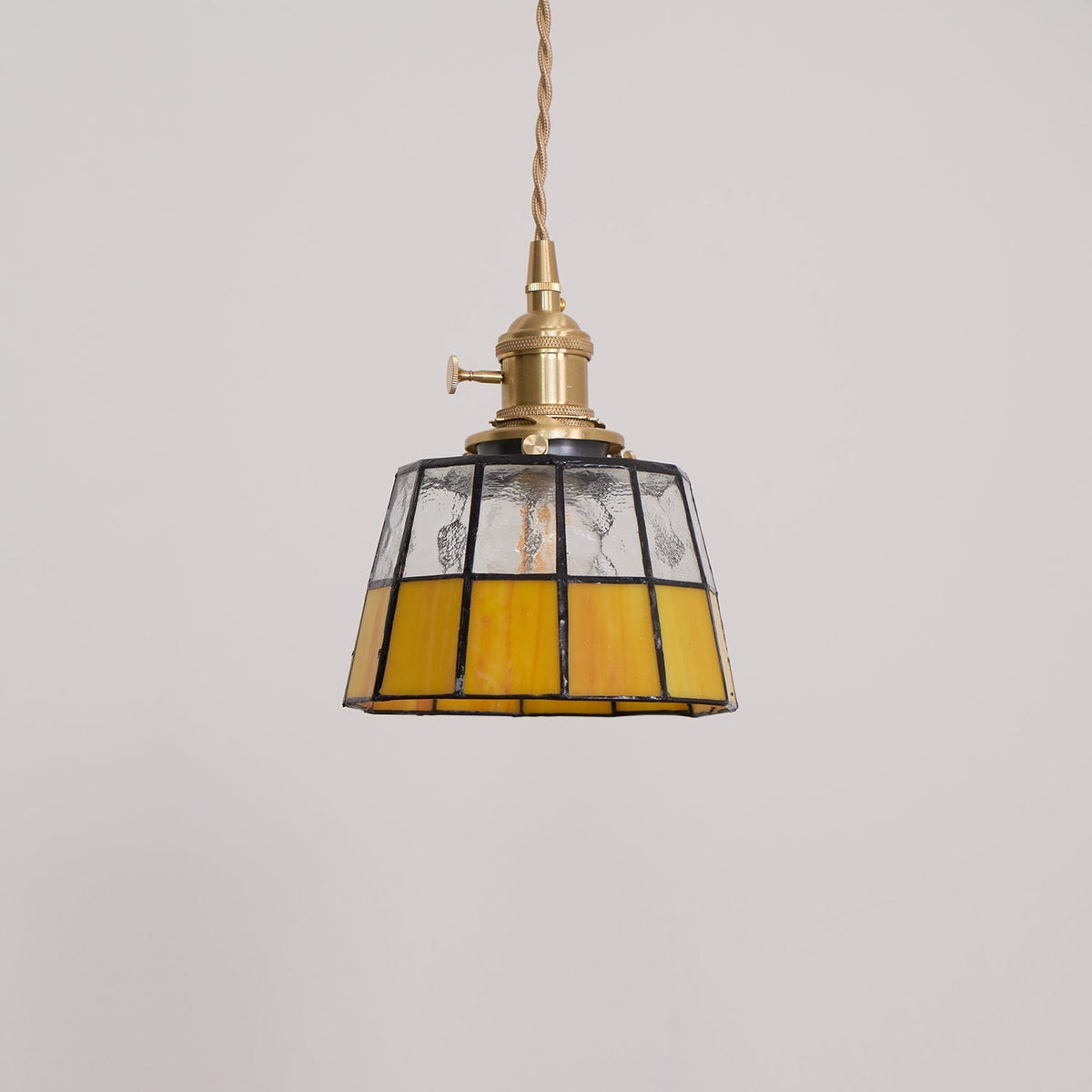 Lampă suspendată cu abajur din sticlă colorată, model vintage, detaliu alamă