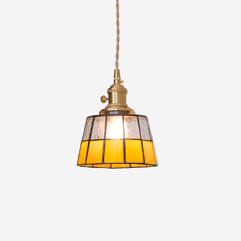 Lampă suspendată cu abajur din sticlă colorată, model vintage, detaliu alamă