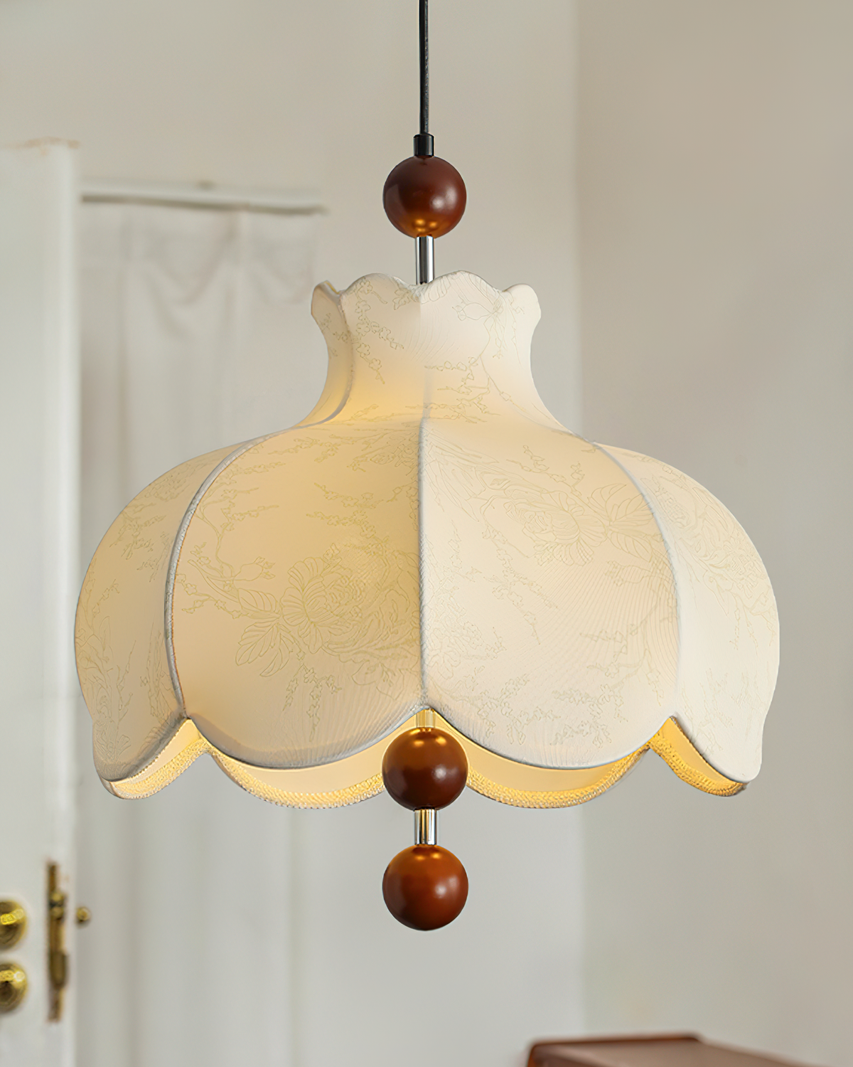 Lampă suspendată cu abajur din textil și accente din lemn vintage pentru living