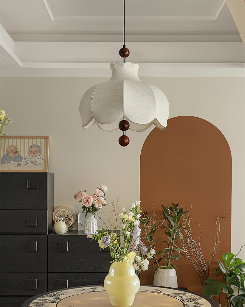 Lampă suspendată cu abajur din textil și accente din lemn vintage pentru living