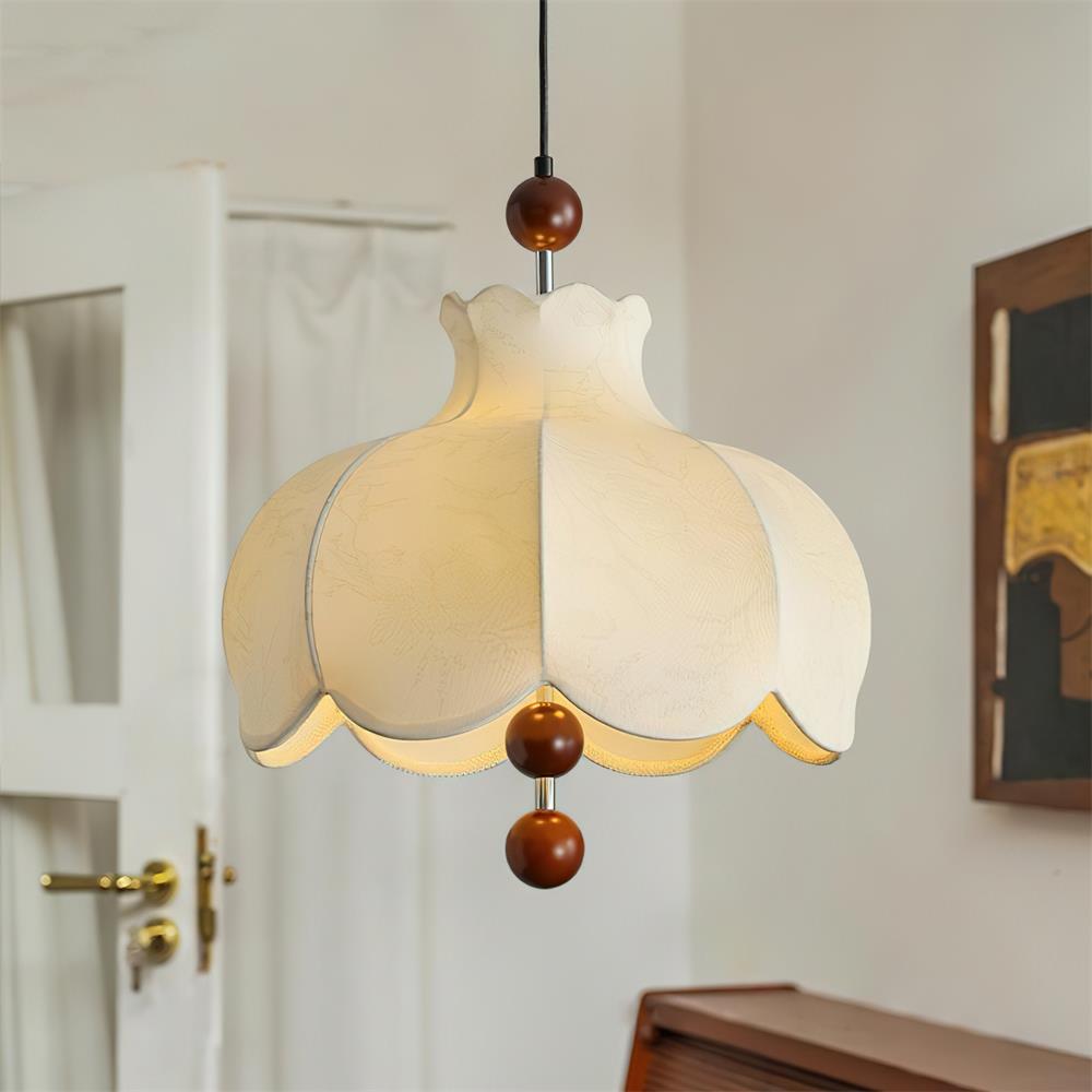 Lampă suspendată cu abajur din textil și accente din lemn vintage pentru living