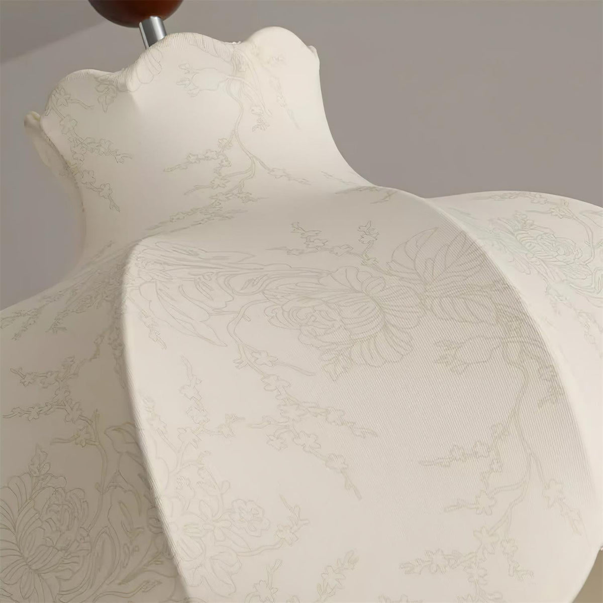 Lampă suspendată cu abajur din textil și accente din lemn vintage pentru living