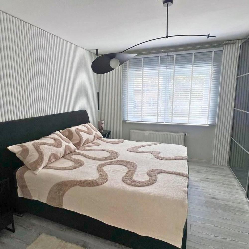 Arisha lampă suspendată minimalistă cu formă de frunză de lotus din metal, negru/auriu