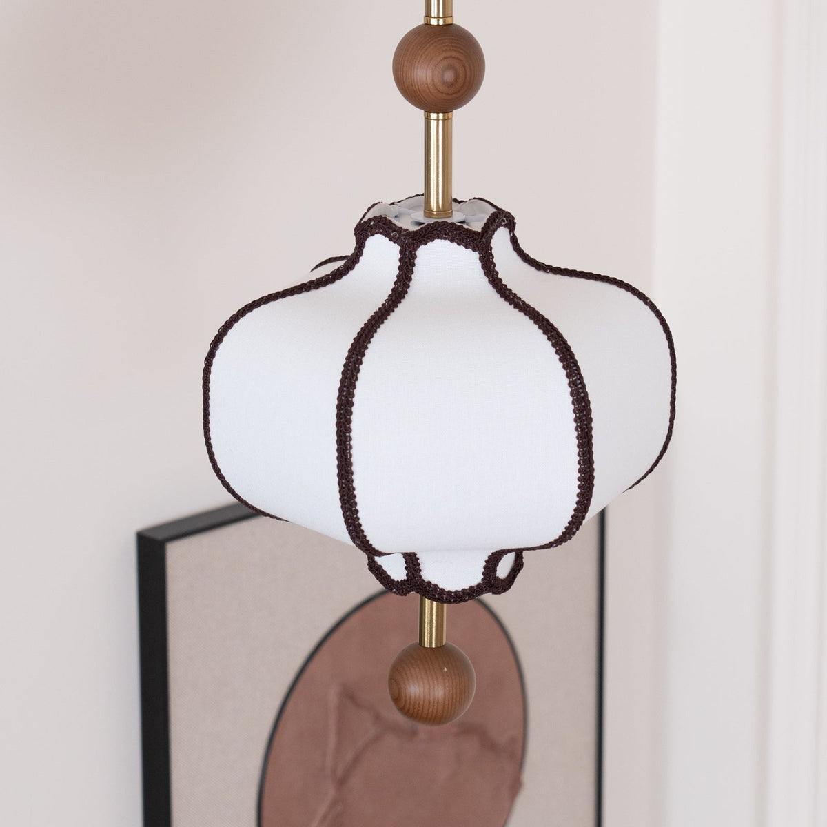 Aura lampă suspendată din material textil, în formă de lanternă