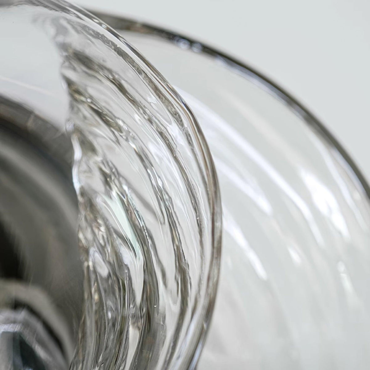 Aplică de perete cu textură swirl, finisaj transparent fumuriu gri modern