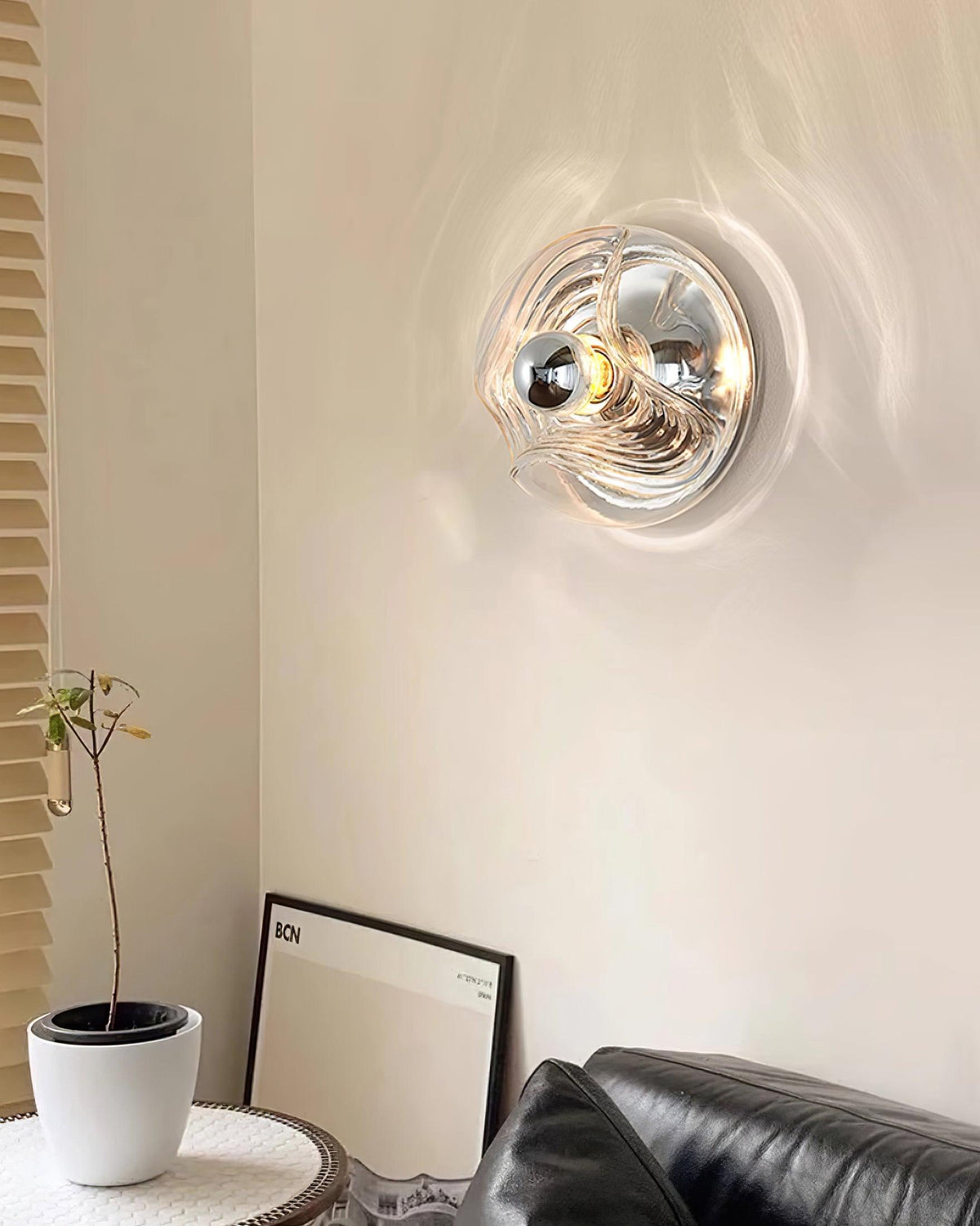Aplică de perete cu textură swirl, finisaj transparent fumuriu gri modern