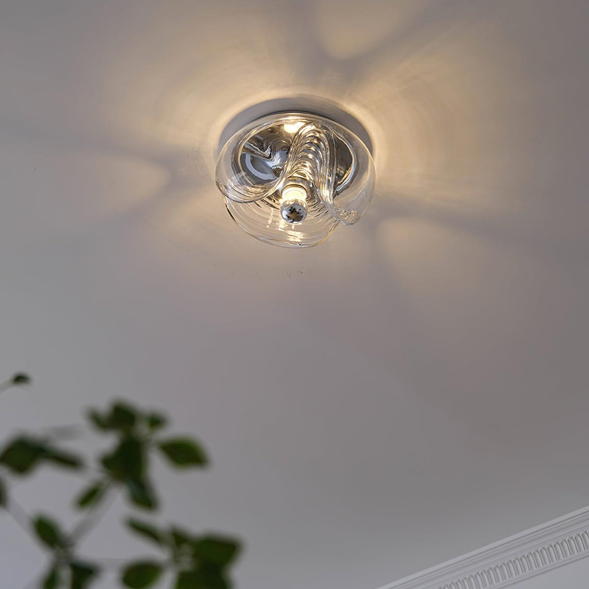 Aplică de perete cu textură swirl, finisaj transparent fumuriu gri modern