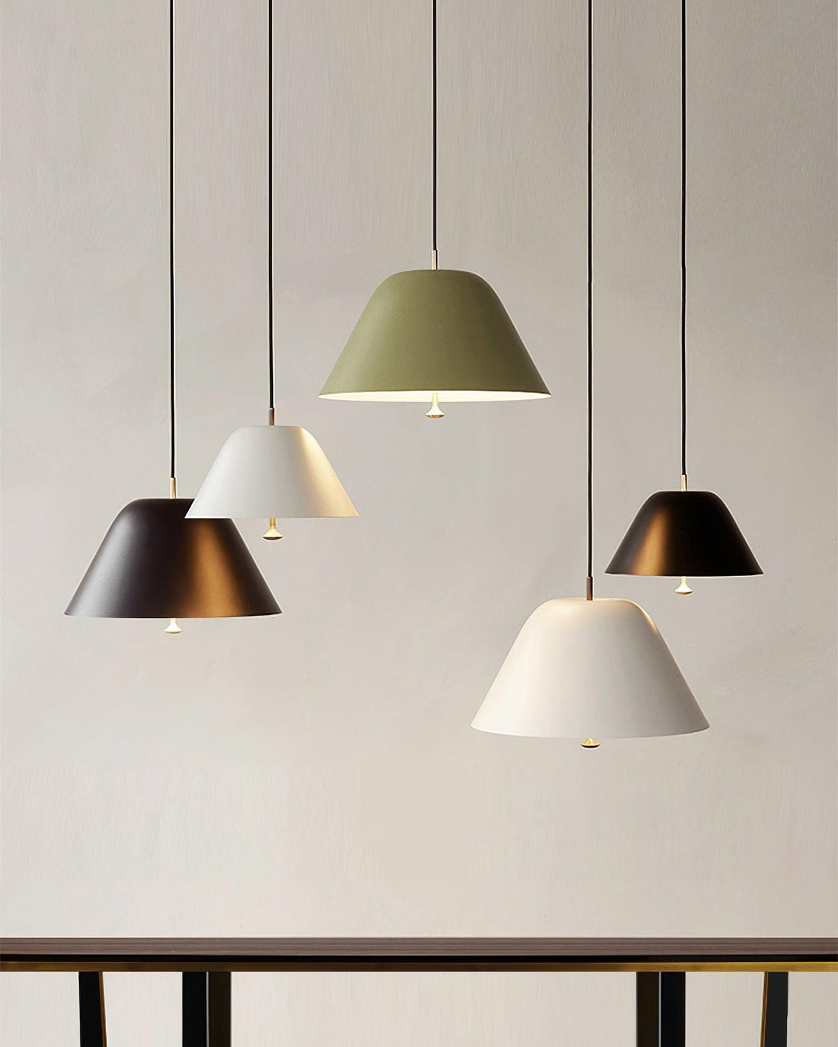 Lampă suspendată modernă cu abajur din metal în verde și alb minimalist