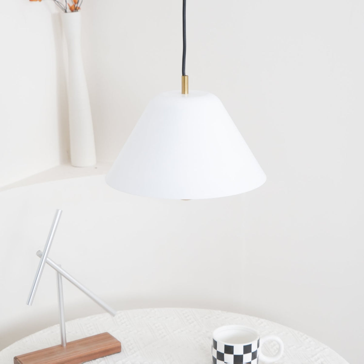 Lampă suspendată modernă cu abajur din metal în verde și alb minimalist