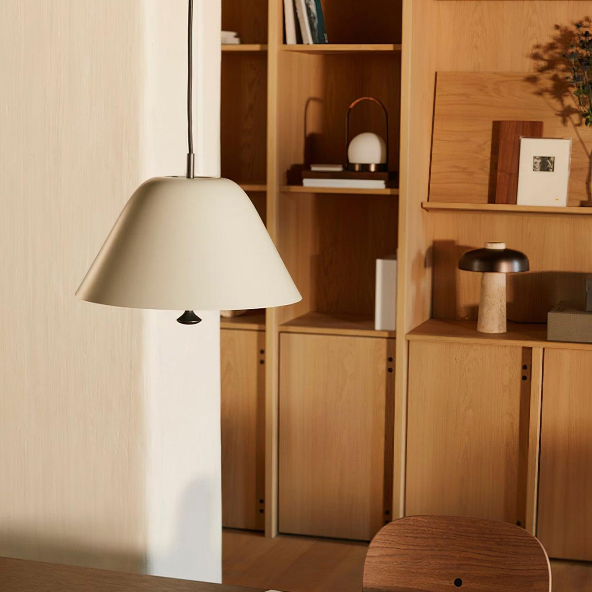 Lampă suspendată modernă cu abajur din metal în verde și alb minimalist