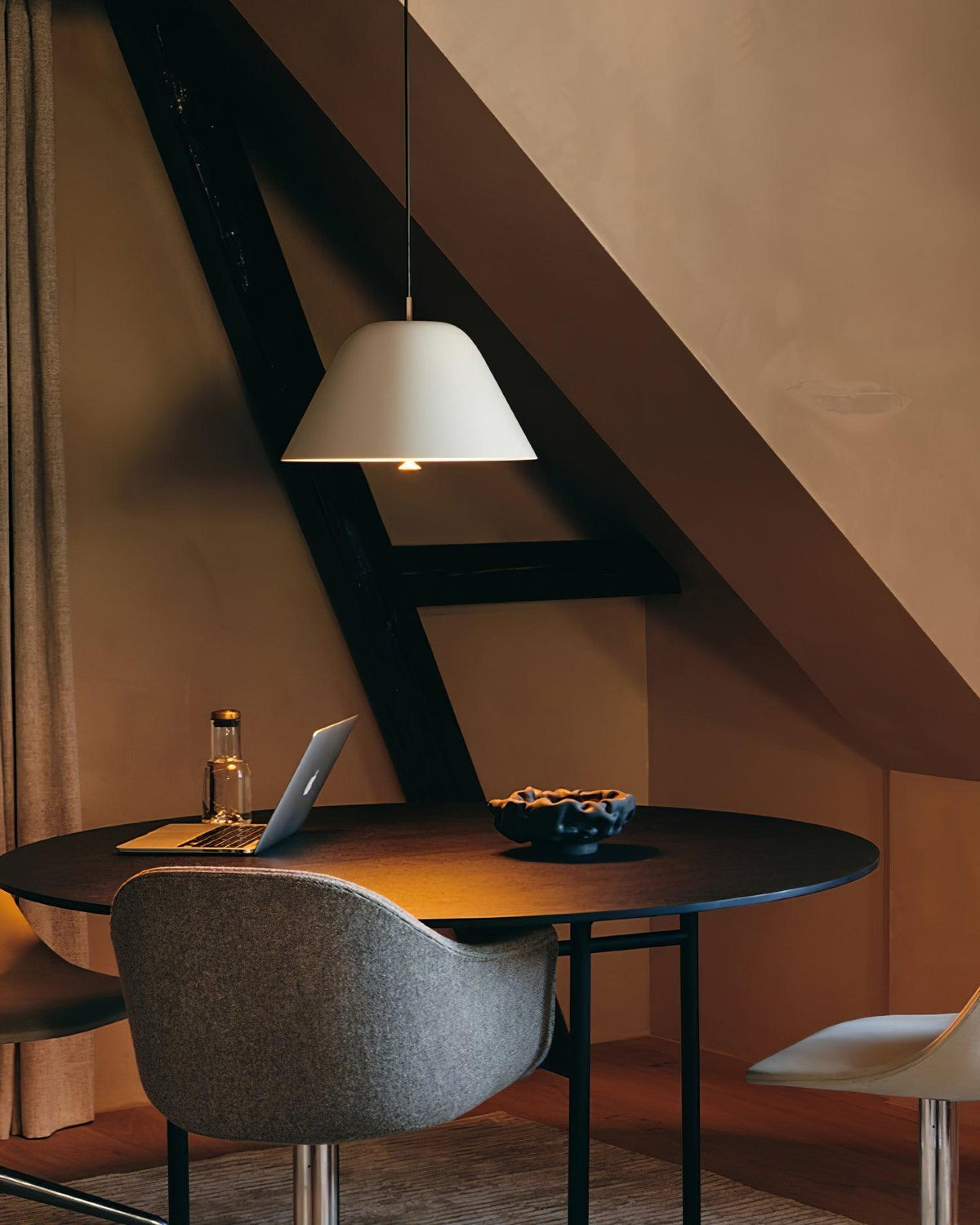 Lampă suspendată modernă cu abajur din metal în verde și alb minimalist