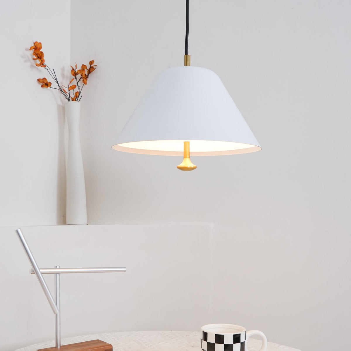 Lampă suspendată modernă cu abajur din metal în verde și alb minimalist