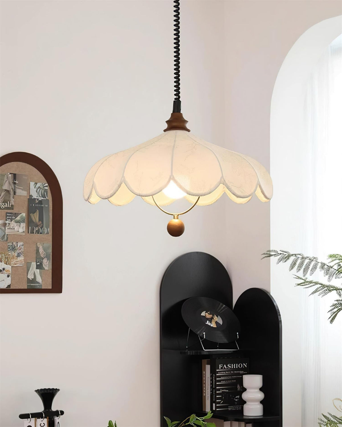 Lampă suspendată Petals cu model floral vintage și eleganță franceză, în formă de petală