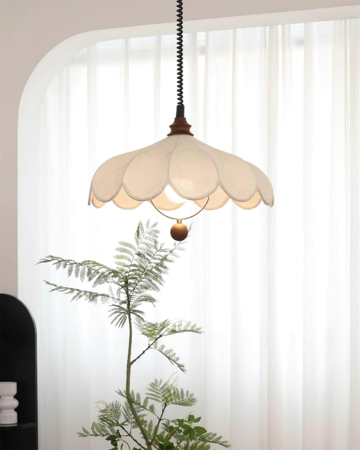 Lampă suspendată Petals cu model floral vintage și eleganță franceză, în formă de petală
