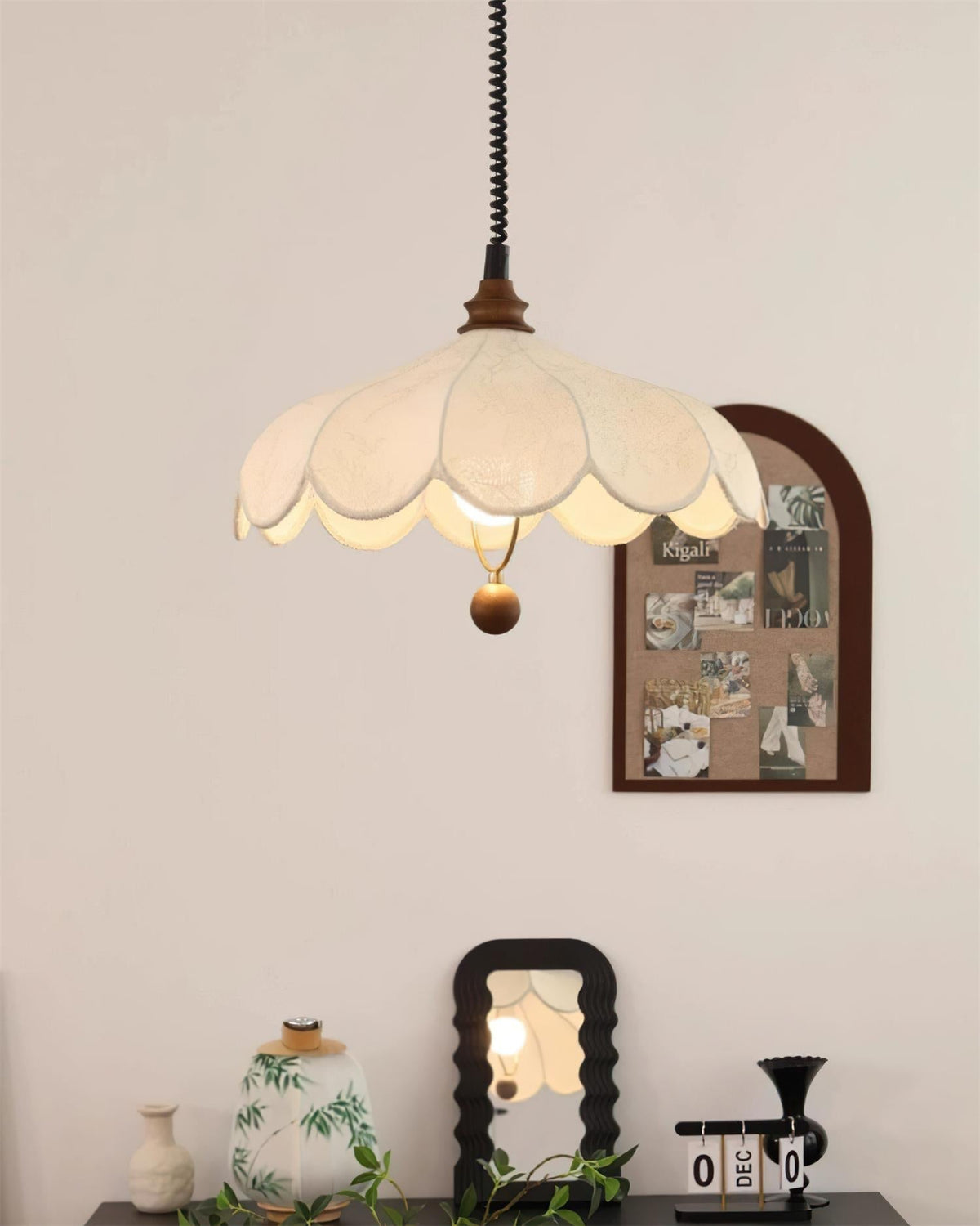Lampă suspendată Petals cu model floral vintage și eleganță franceză, în formă de petală