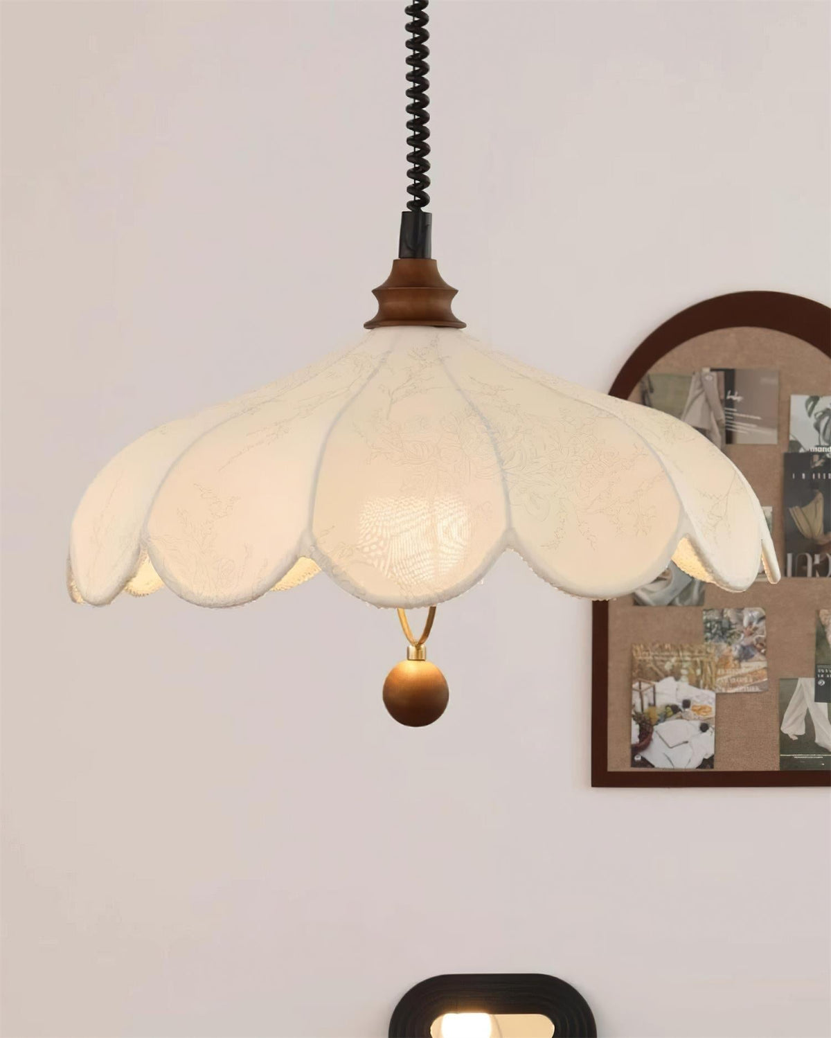 Lampă suspendată Petals cu model floral vintage și eleganță franceză, în formă de petală
