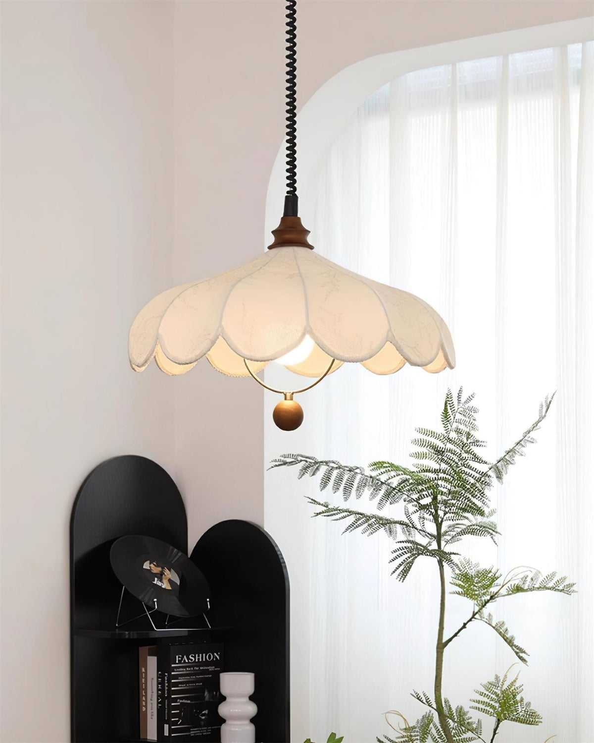 Lampă suspendată Petals cu model floral vintage și eleganță franceză, în formă de petală