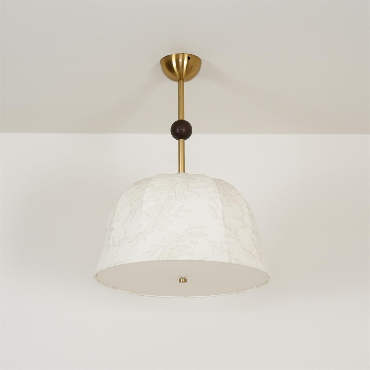 Plafonieră din țesătură, metal și lemn pentru interioare elegante calde