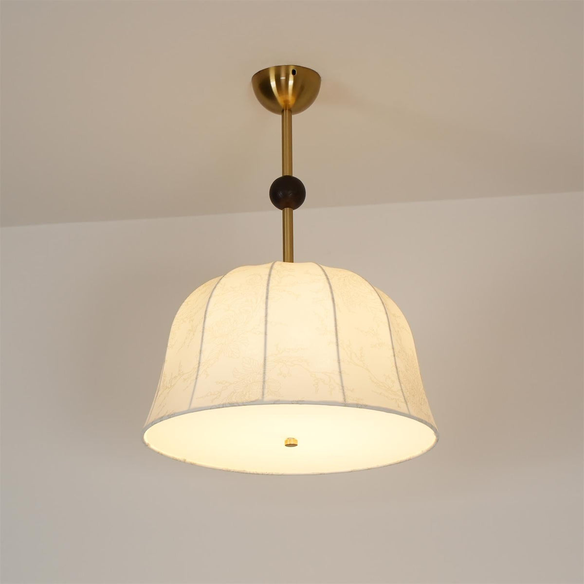 Plafonieră din țesătură, metal și lemn pentru interioare elegante calde