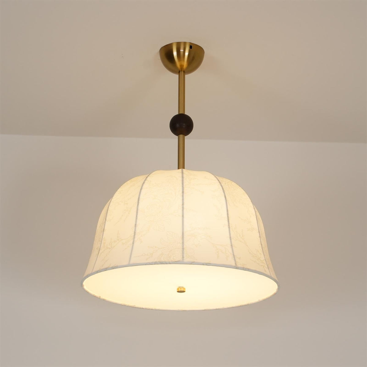 Plafonieră din țesătură, metal și lemn pentru interioare elegante calde