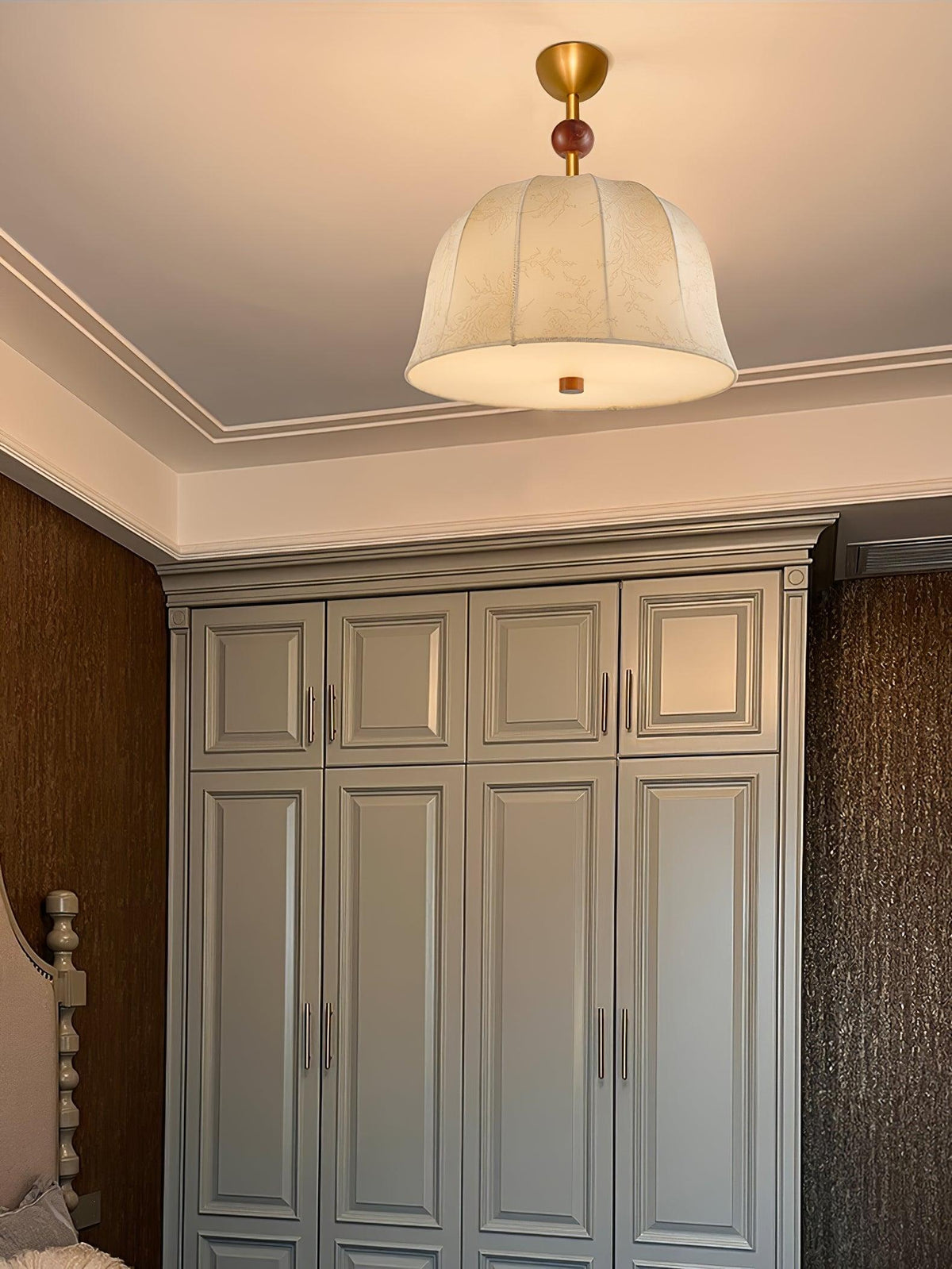 Plafonieră din țesătură, metal și lemn pentru interioare elegante calde