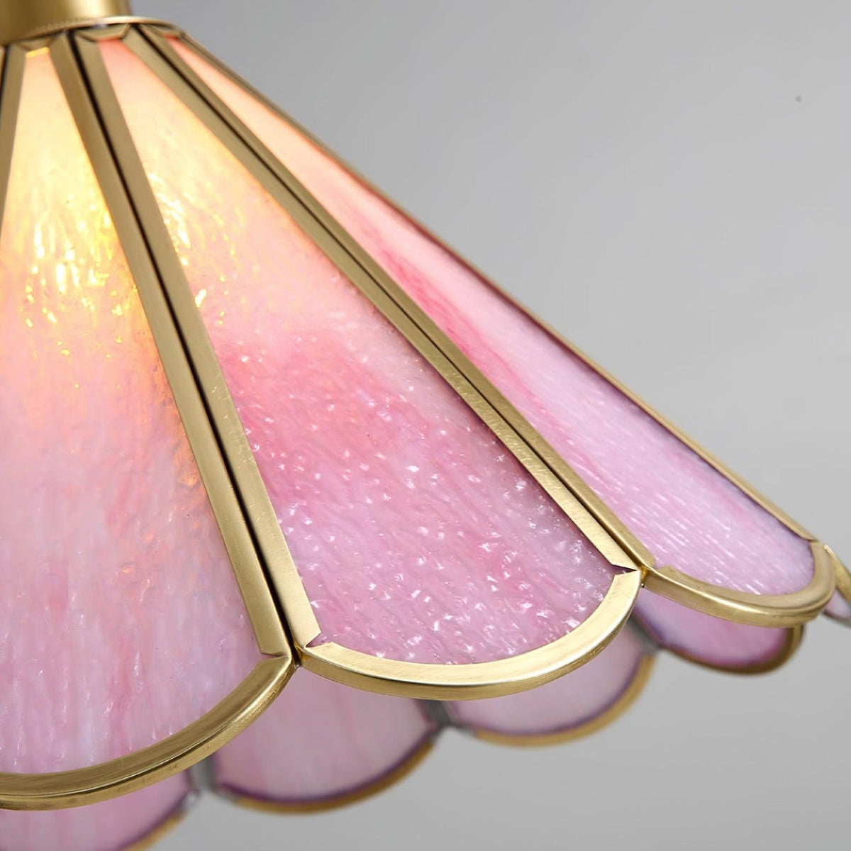 Lione lampă suspendată roz din sticlă colorată