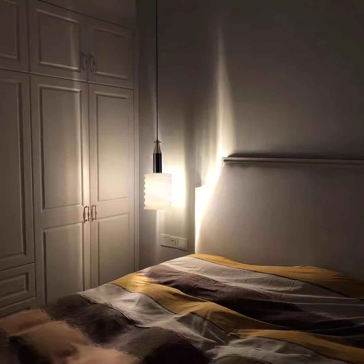 Lampă suspendată din alabastru cu abajur cilindric texturat