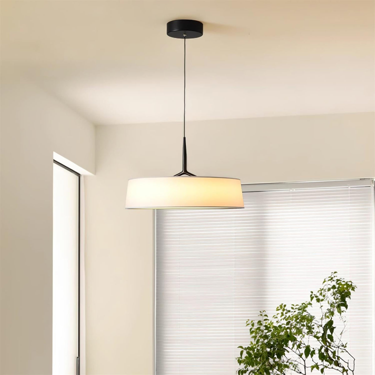 Liora lampă suspendată albă și neagră din material textil, minimalistă, în formă de tambur