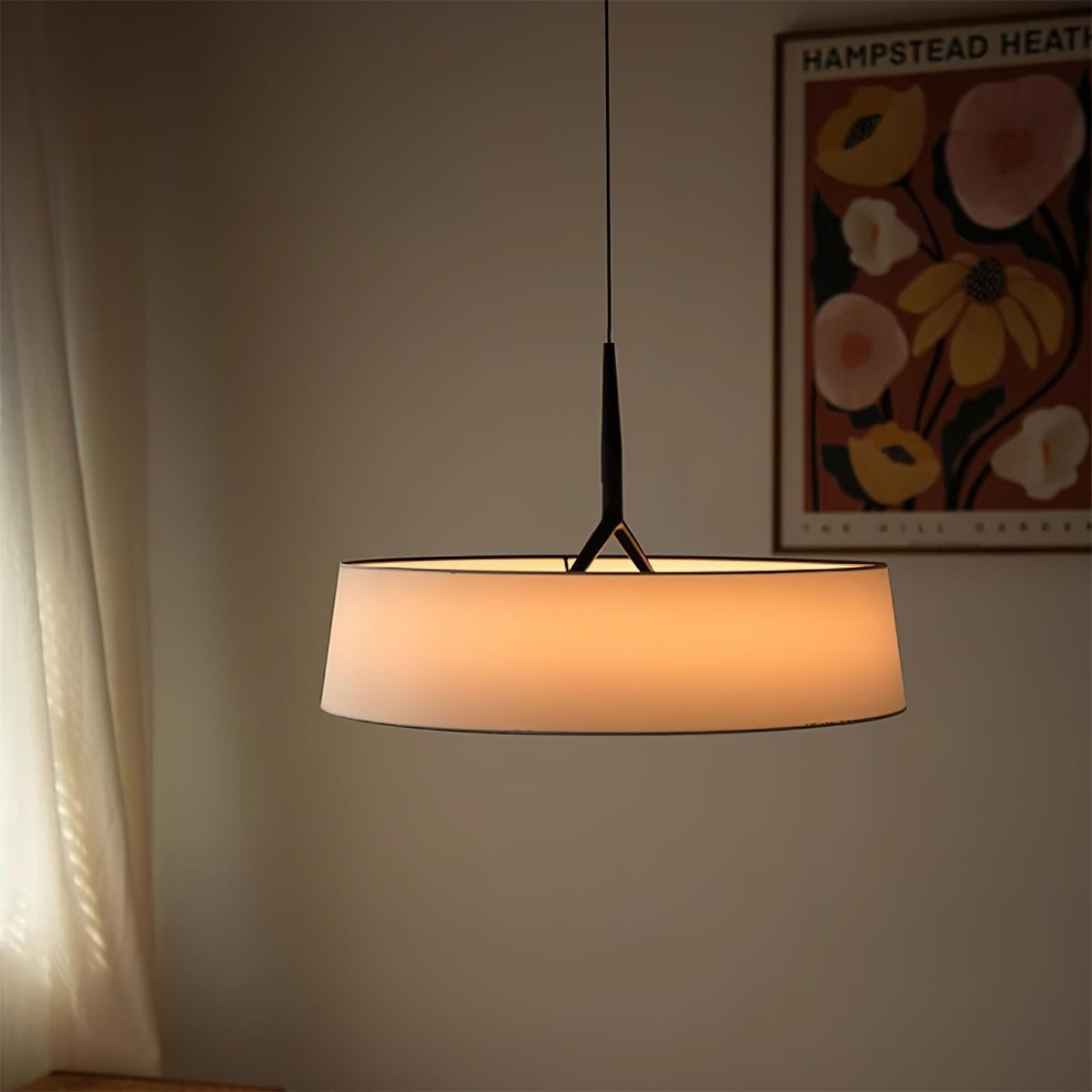 Liora lampă suspendată albă și neagră din material textil, minimalistă, în formă de tambur
