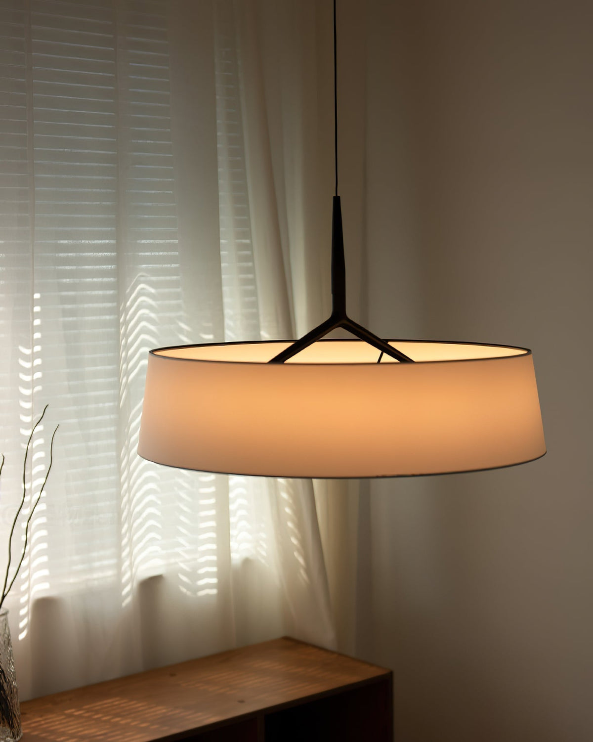 Liora lampă suspendată albă și neagră din material textil, minimalistă, în formă de tambur